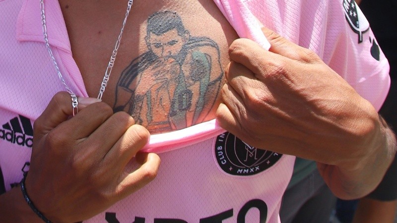 Mexicanos ovacionan a Messi a su llegada a Monterrey.