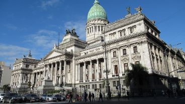 Un nuevo borrador de la ley Ómnibus y del Pacto Fiscal fue enviado a gobernadores y diputados aliados este lunes a la noche.