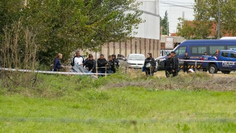 El predio donde hallaron al joven sin vida está pegado a una distribuidora.