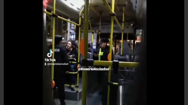 Una escena bizarra arriba de un colectivo rosarino.