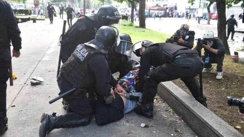 Así detenían a uno de los manifestantes en la 9 de Julio.