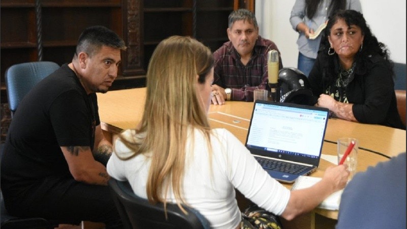 El referente de Acap llevó las inquietudes sobre malas condiciones laborales en pubs a la comisión de Gobierno.