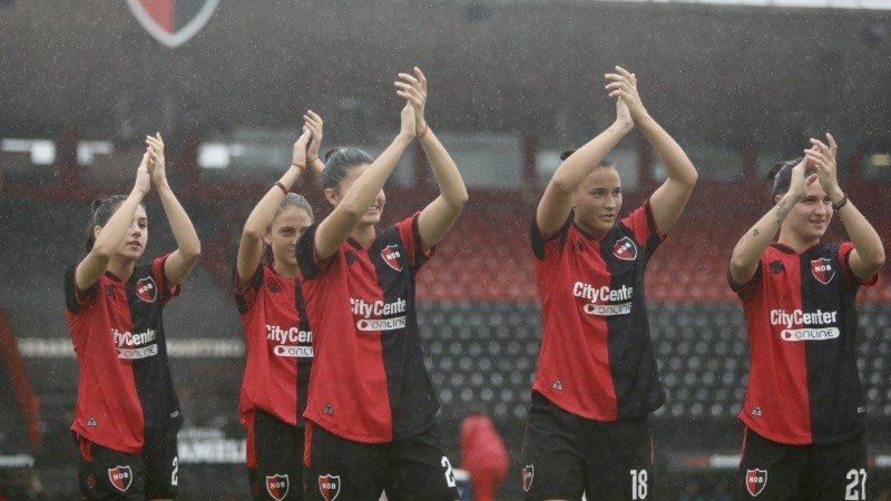 El equipo de Miguel Fullana recibió por la fecha 5 a Racing y a pesar de la lluvia y la derrota por 2 a 0, disfrutaron de su momento histórico.