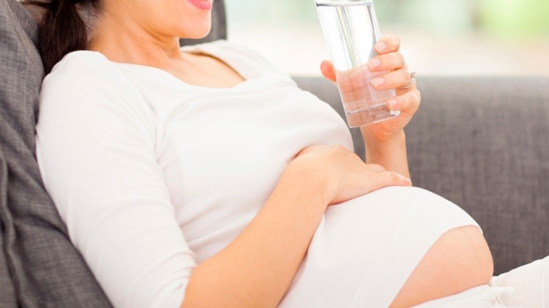 Las náuseas más graves se conocen como hiperémesis gravídica y pueden afectar negativamente la salud de la persona gestante y el feto en desarrollo.