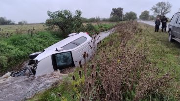 Así quedó el vehículo al costado de la ruta.