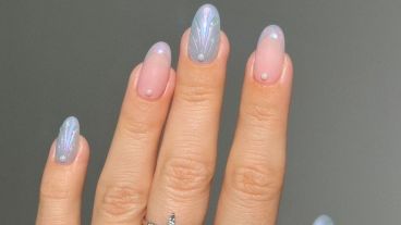 El nail art que fusiona los estilos mermaidcore y fairycore.