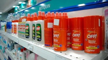 Falta repelente en medio del brote de dengue.