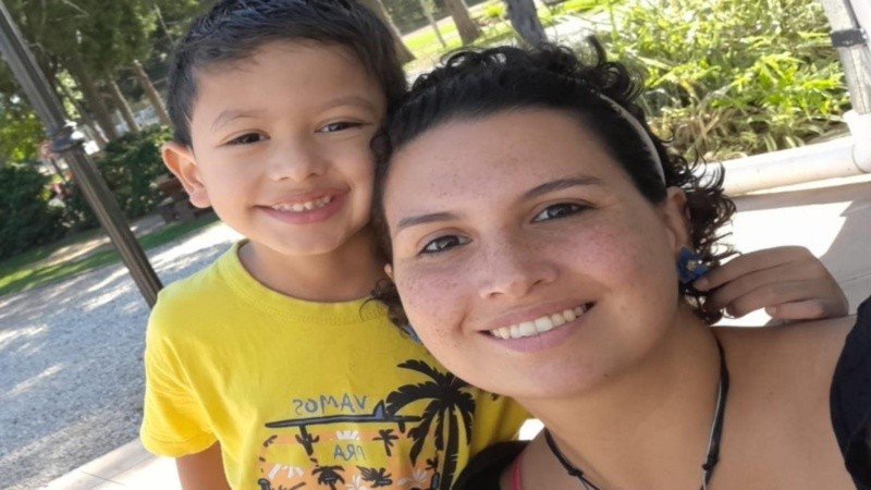 Caren junto a su hijito de cinco años que quedará en Argentina