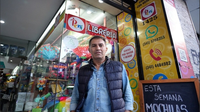 Rucco en el frente de su local de juguetes y librería, quien además es el relacionista público de la arteria.