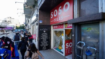 Decenas de rosarinos se acercan cada día para comprar la ropa o los útiles a la calle más antigua de la ciudad.