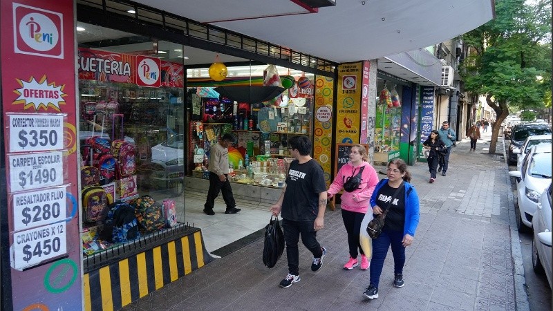Decenas de rosarinos se acercan cada día para comprar la ropa o los útiles a la calle más antigua de la ciudad.