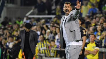 El ex delantero de Newell's y River tuvo un par de cruces con la platea canalla e incluso con el banco de Miguel Russo