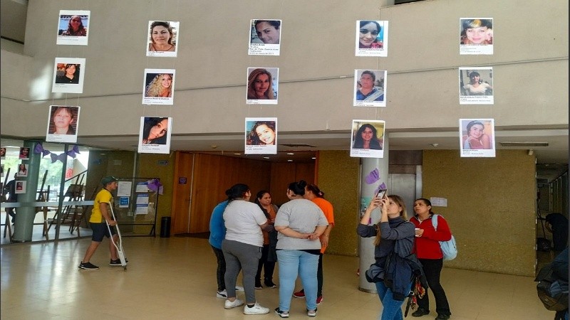 La muestra busca visibilizar las identidades de las víctimas de femicidios para instalar en la sociedad el diálogo sobre el flagelo.