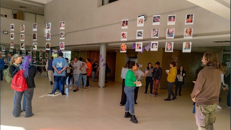 La muestra busca visibilizar las identidades de las víctimas de femicidios para instalar en la sociedad el diálogo sobre el flagelo.