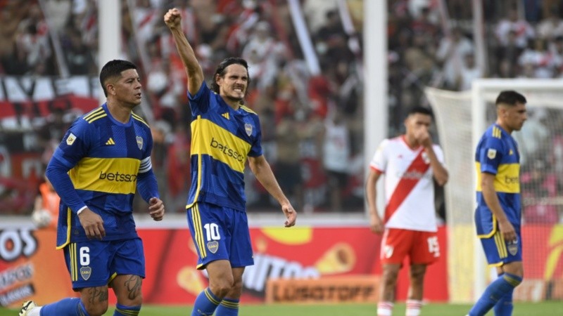 Tarde de uruguayos. Cavani sigue de racha y marcó de cabeza el 2-1.