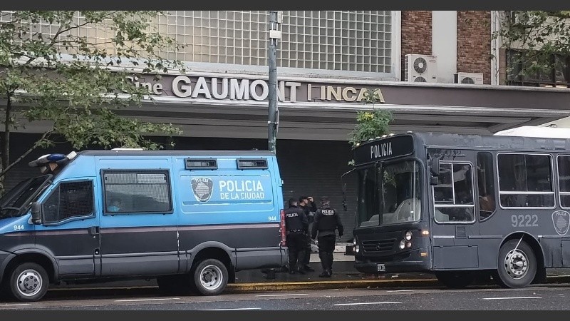 Guardia policial en el cine Gaumont, una sala emblema del Incaa.
