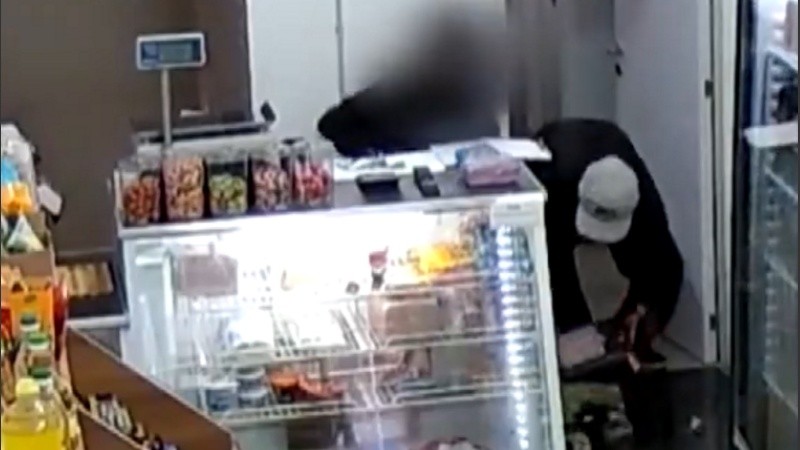 La cámara de videovigilancia registró el robo.
