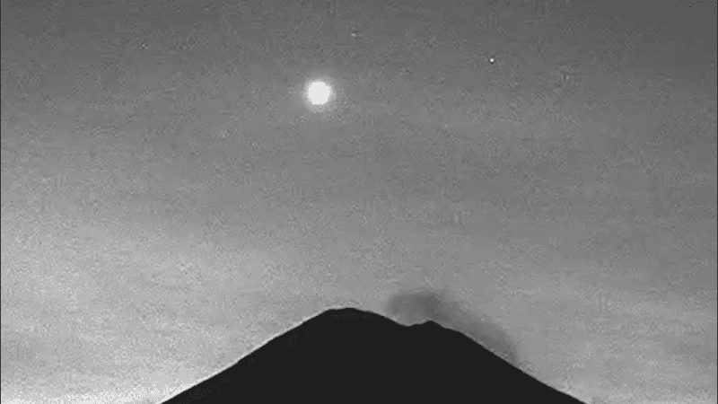 La misteriosa luz voladora fue captada por las cámaras de vigilancia.