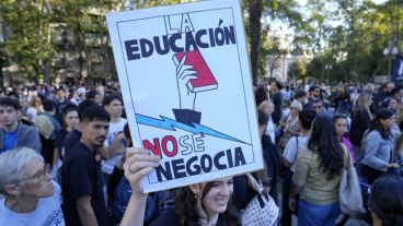 Multitudinaria manifestación en Rosario por la educación pública.