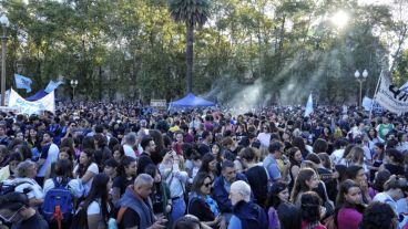 Multitudinaria manifestación en Rosario por la educación pública.
