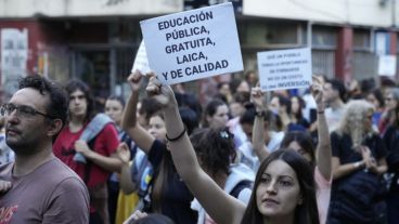 Luego de la concentración, estudiantes marcharon al Monumento.