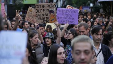Luego de la concentración, estudiantes marcharon al Monumento.