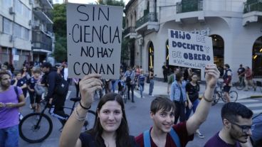 Luego de la concentración, estudiantes marcharon al Monumento.