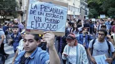 Luego de la concentración, estudiantes marcharon al Monumento.