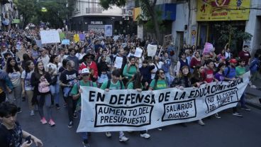 Luego de la concentración, estudiantes marcharon al Monumento.