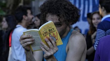 Luego de la concentración, estudiantes marcharon al Monumento.