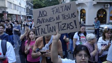 Luego de la concentración, estudiantes marcharon al Monumento.