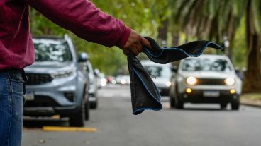 La actividad ilegal se ha extendido en Rosario y se multiplican los casos de extorsión y maltrato a conductores.