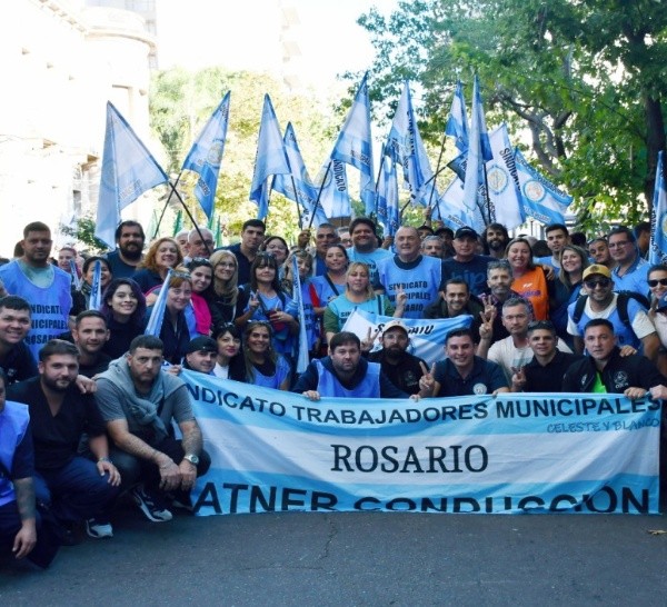 Los municipales de Rosario presentes en la marcha federal por la educación pública.