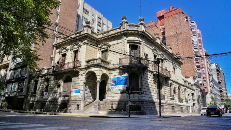 La imponente casona en evidente estado de abandono.
