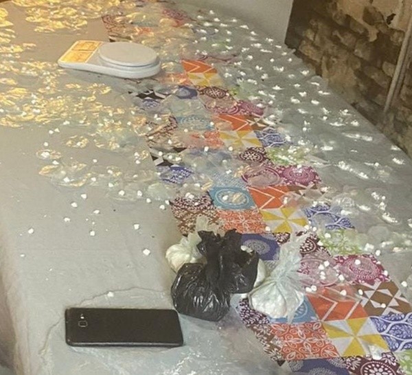 Tres detenidos en Parque Casas con más de doscientos paquetes de cocaína sobre la mesa