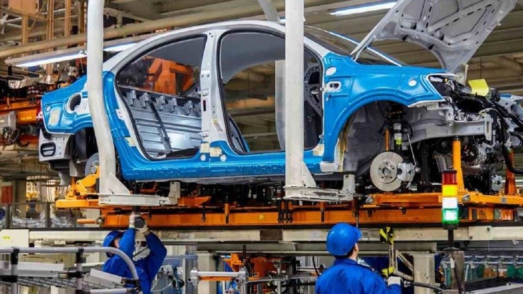 La producción de autos cayó 21% y las exportaciones se hundieron 33% en abril