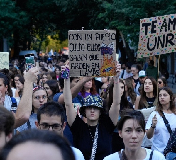 En Rosario, miles de estudiantes y docentes marcharon en defensa de la universidad pública.