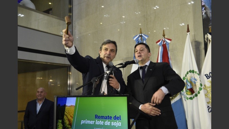 Los rematadores del primer lote de soja, en plena faena