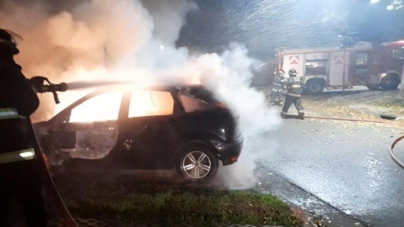 Uno de los autos incendiados el sábado a la madrugada.