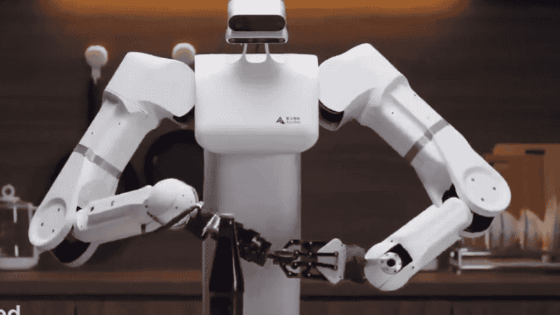 En el video puede verse al modelo realizando varias tareas hogareñas.