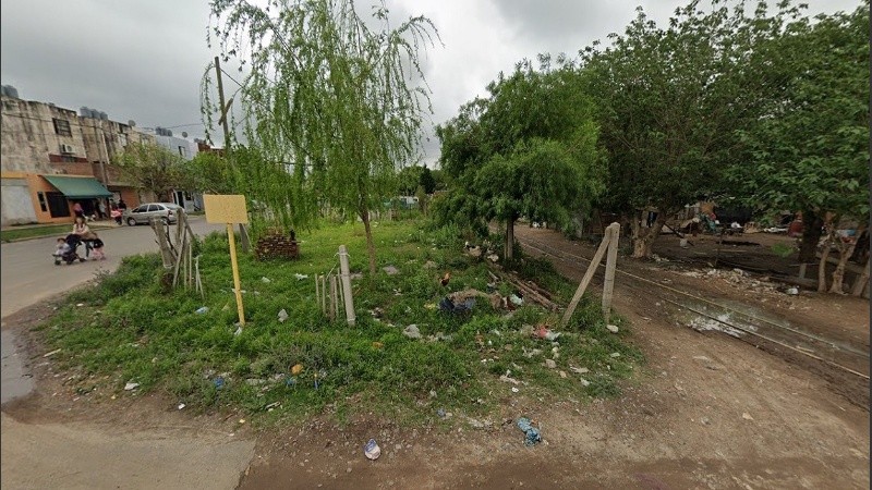 Un cruce de avenida y calle en Villa Oculta, donde vecinos dejan residuos al no llegar el servicio de recolección.