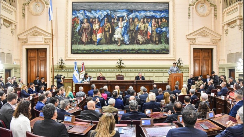 Pullaro en la apertura de sesiones y Perotti sentado en su banca de diputados.