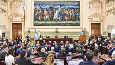 Pullaro en la apertura de sesiones y Perotti sentado en su banca de diputados.