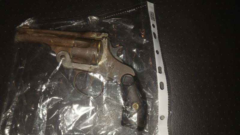 El arma secuestrada en el operativo.
