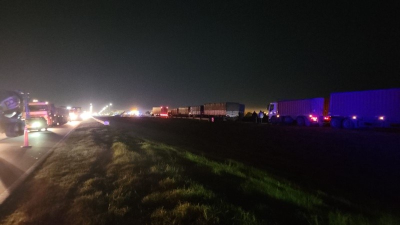 Una importante cantidad de vehículos en la autopista Rosario - Buenos Aires.