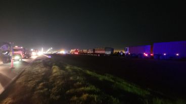 Una importante cantidad de vehículos en la autopista Rosario - Buenos Aires.