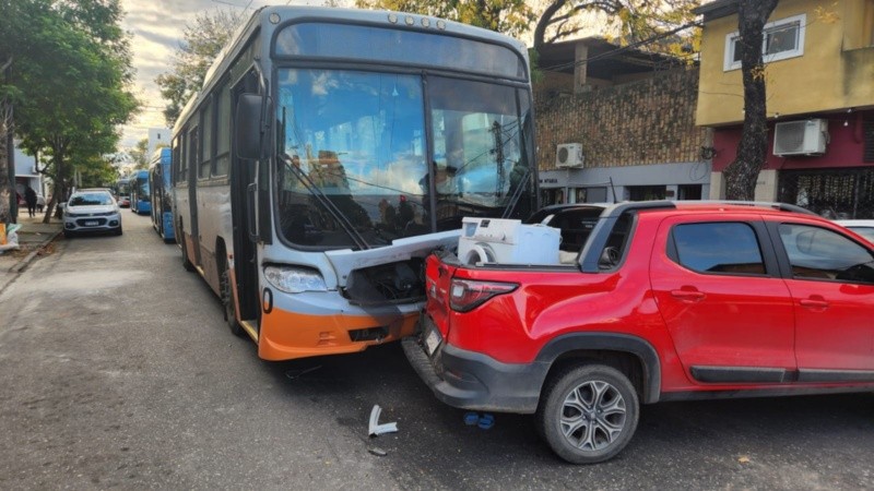 Al trolebus le fallaron los frenos y chocó contra una camioneta en zona oeste.