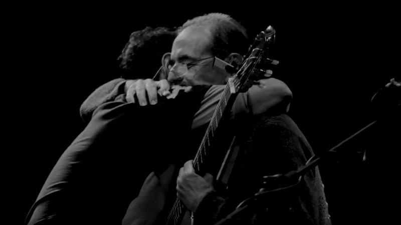 El abrazo de Ricardo Mollo y Jorge Fandermole en el escenario del Anfiteatro Municipal de Rosario.