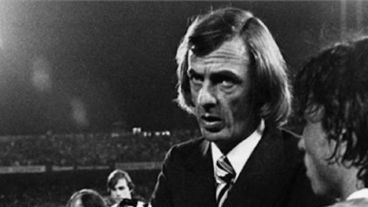 “El fútbol debe ser un espectáculo, un show para la gente. No podemos conformarnos con partidos aburridos y llenos de pelotazos”.