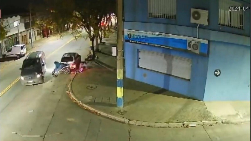 La furgoneta quiso doblar a la izquierda pero chocó de frente a la moto.